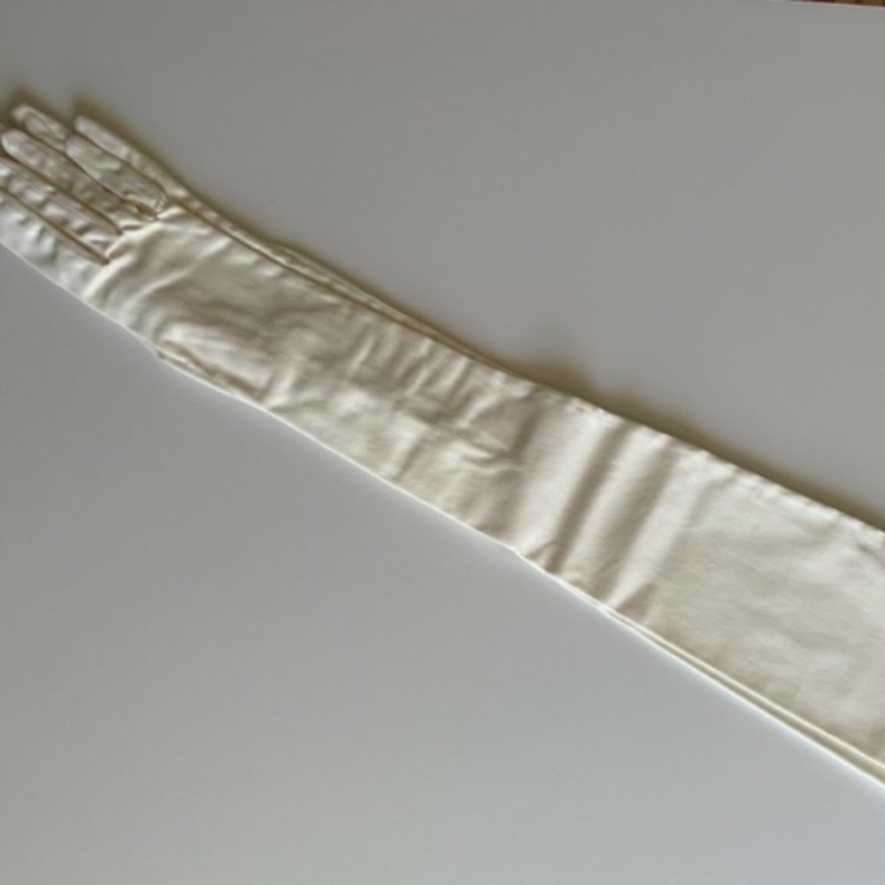 VINTAGE WHITE EVENING GLOVES